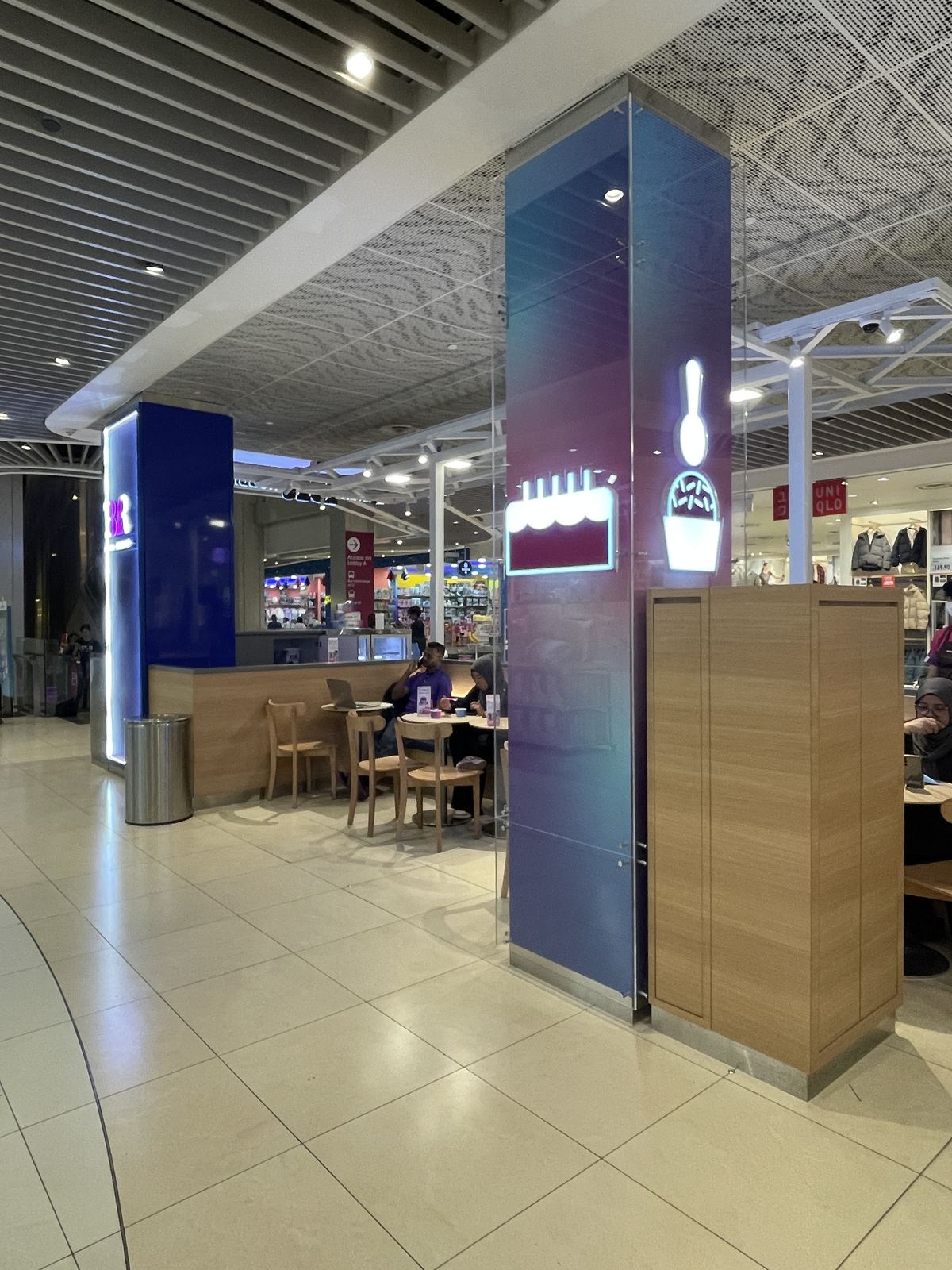 Baskin Robbins &mdash; mall kiosk · led counter