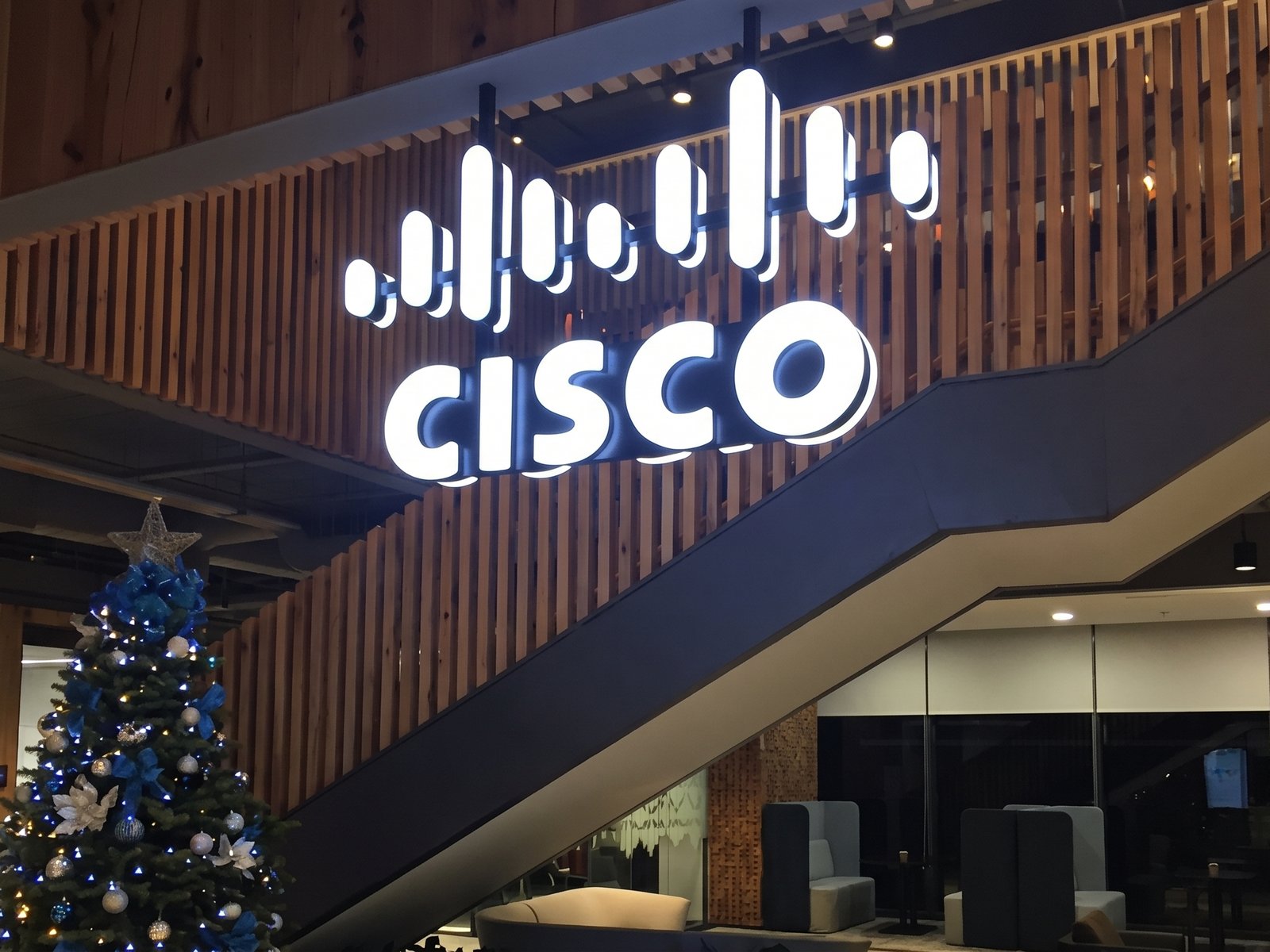 Cisco &mdash; illuminated logo & lettering