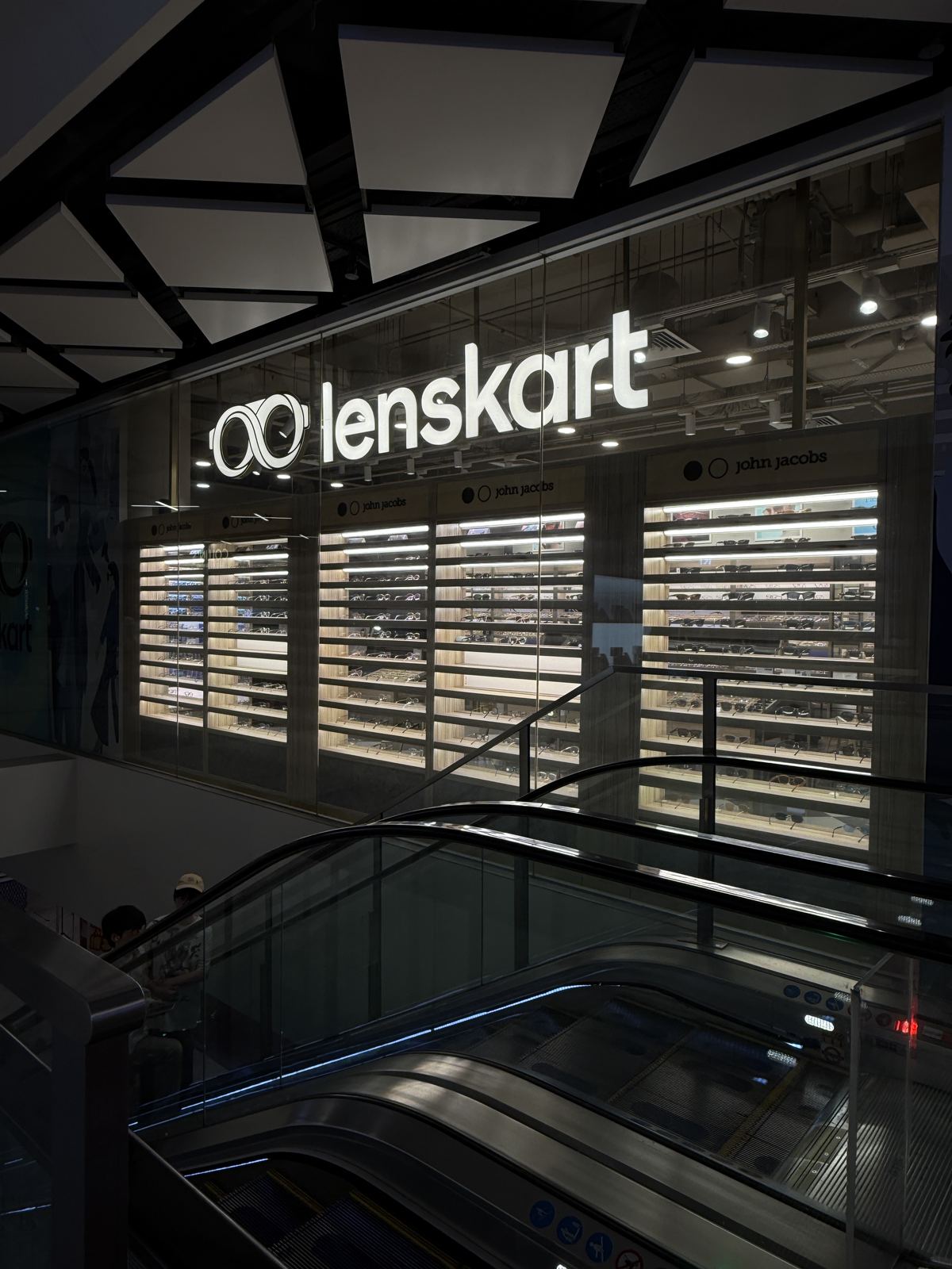 Lenskart &mdash; shopfront · mall corner
