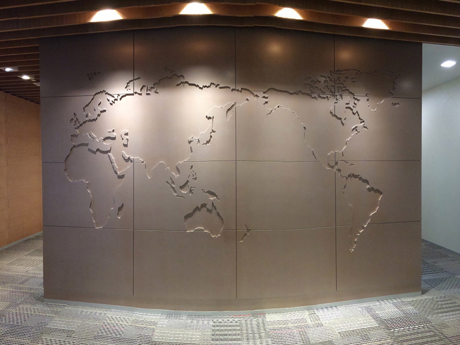 World-map wall relief &mdash; dimensional feature